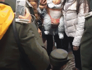 (事情的大致,据网友称是城管执法时收了一个卖菜的老头的秤砣,之后