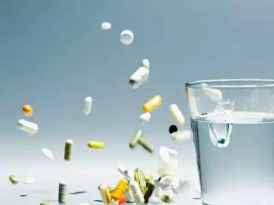 【食药课堂】不是所有药物都要用温开水送服!