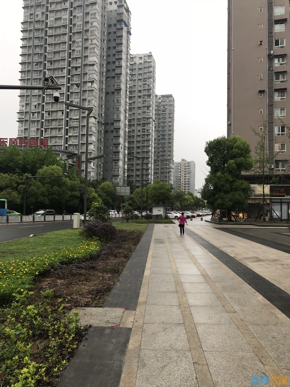 仁和半岛人行通道被丽苑物业收停车费是否合法
