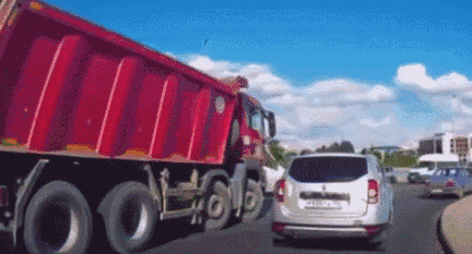 惨烈车祸!为什么要远离大货车 一组动图警示你