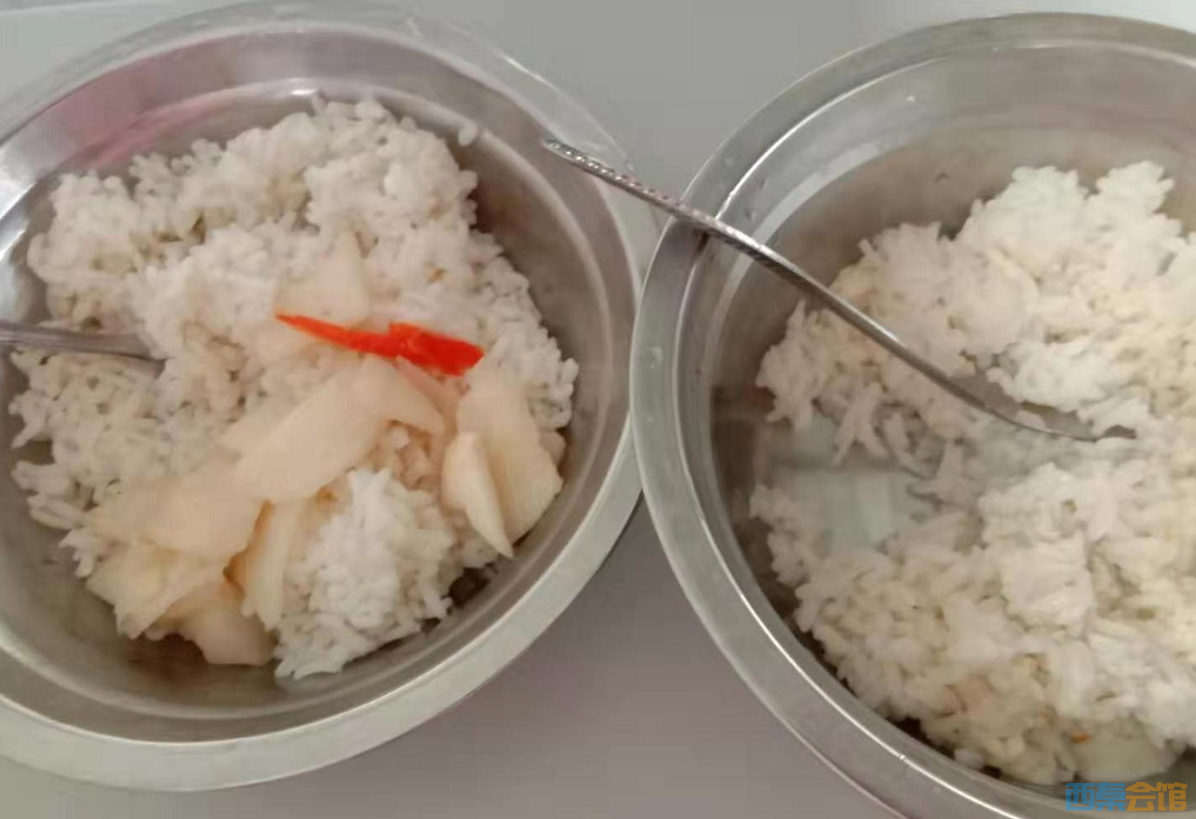 网友吐槽富顺一学校伙食太差!白饭占一大碗!有孩子中午都饿着肚子