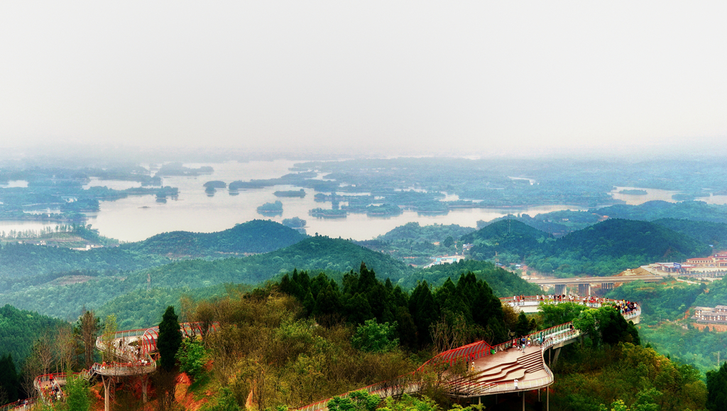 三岔湖旁丹景山风景区