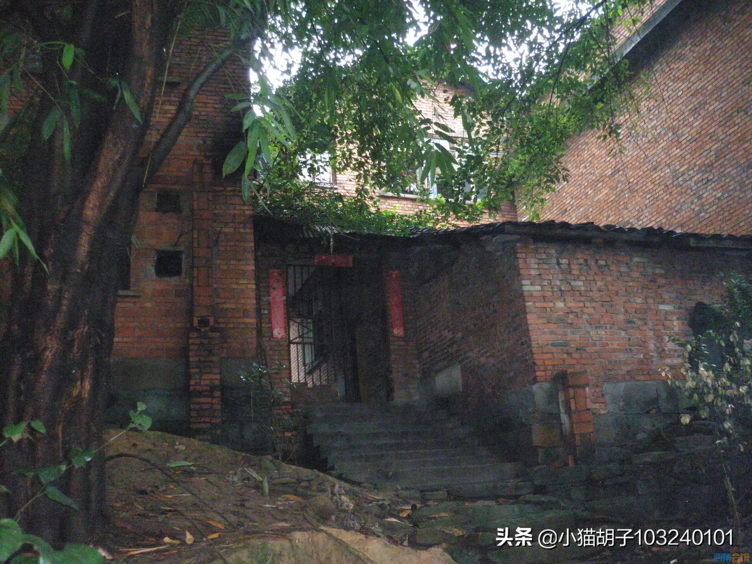 虽有些舍不得郭家坳这破旧的红砖房,但仍然盼着拆迁,去享受一下电梯 