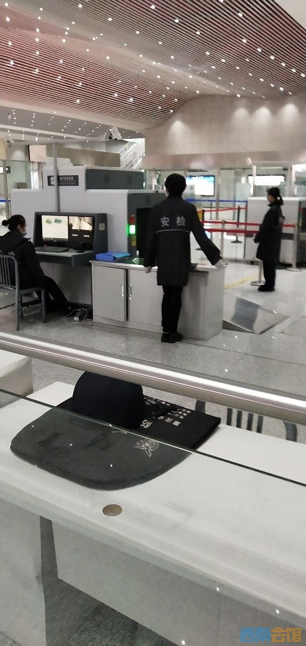 成都地铁一号线,八号线安检员