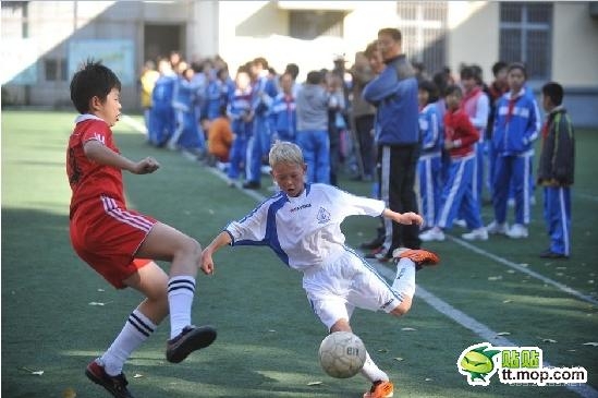丢人丢大了·~小学足球队15球惨败于俄罗斯0