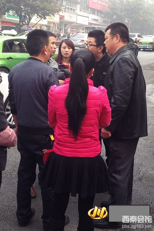 自贡某英语培训学校拖欠工资 负责人在大街被