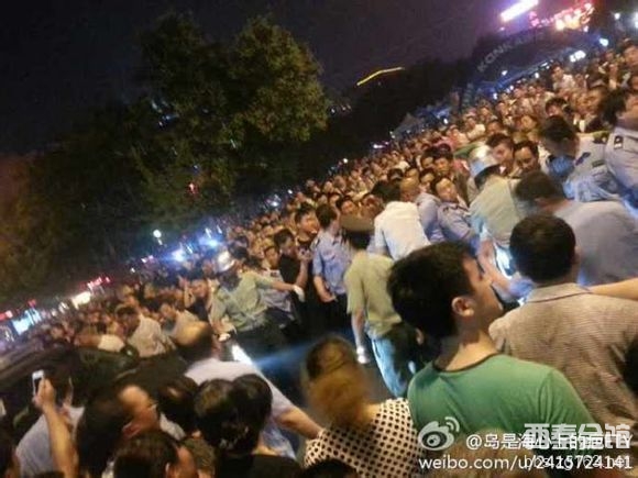 洛阳二炮军车嚣张 军官打人 被群众怒堵