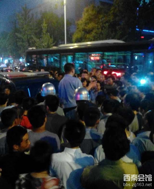 洛阳二炮军车嚣张 军官打人 被群众怒堵-西秦会