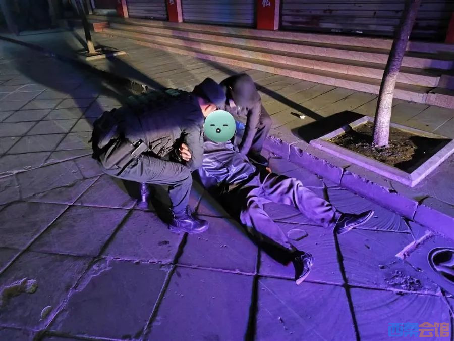 天寒地冻自贡一男子醉酒后睡大街差点