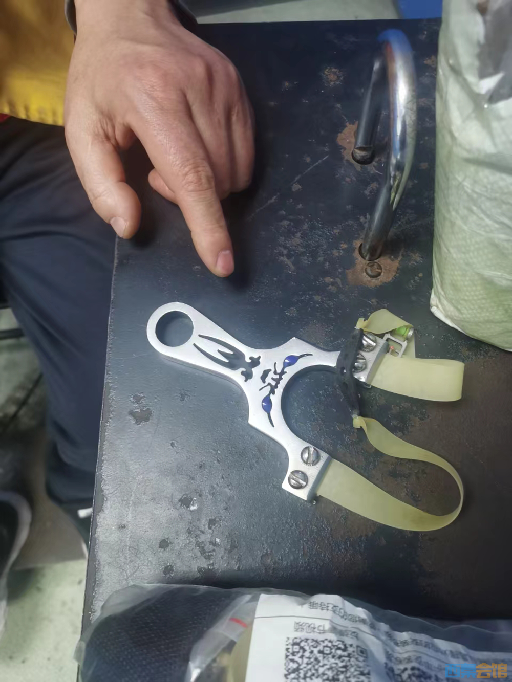 男子发射钢珠损毁他人窗户及汽车玻璃被抓自称系为加入协会苦练绝技