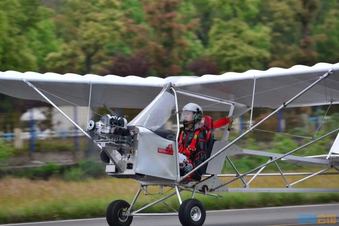 西南首个四川00后男生造飞机首飞成功