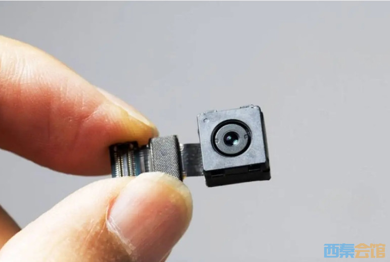 女子在家中洗澡时意外发现卫生间被继父偷偷安装微型摄像头 法院这样