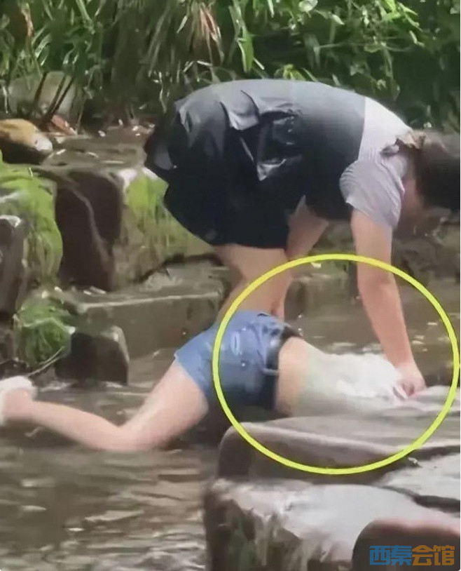"女子玩水后被闺蜜按脖压水里"?成都黄龙溪景区回应