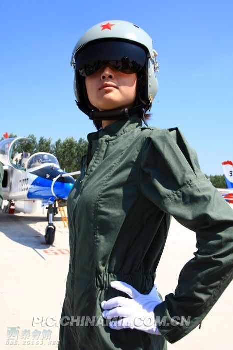 【国内军情】首批歼击机女飞行员换服 英姿飒爽