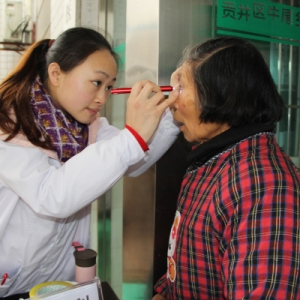自贡市三医院积极开展走访慰问困难群众和党员活动